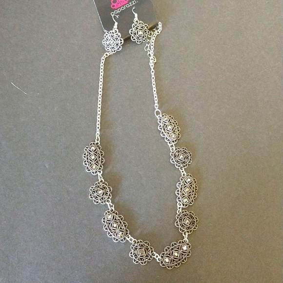 NWT. Paparazzi two-piece necklace and earring set. (N149) - Picture 1 of 4